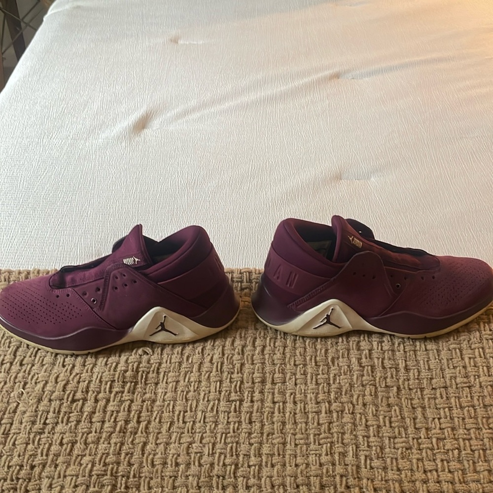 Women’s Maroon  and white size 6.5 Jordans. Great condition. Missing shoe laces.
